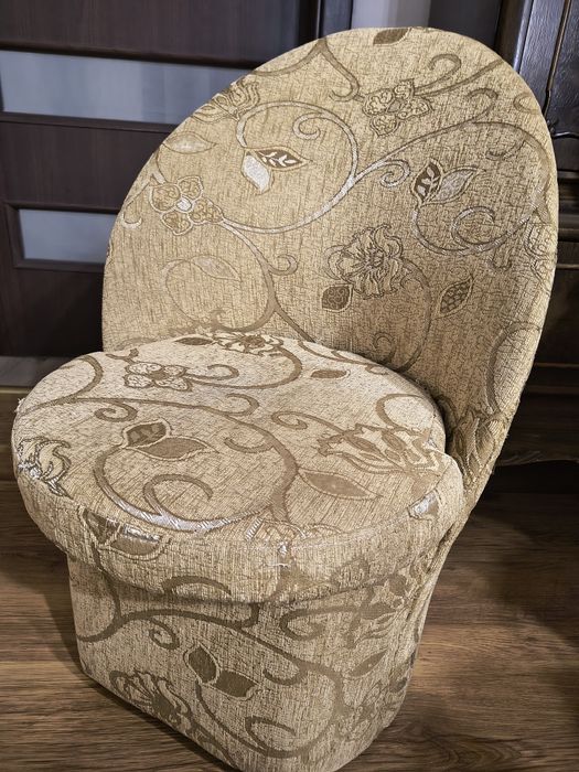 Pufa z oparciem kolor beżowy