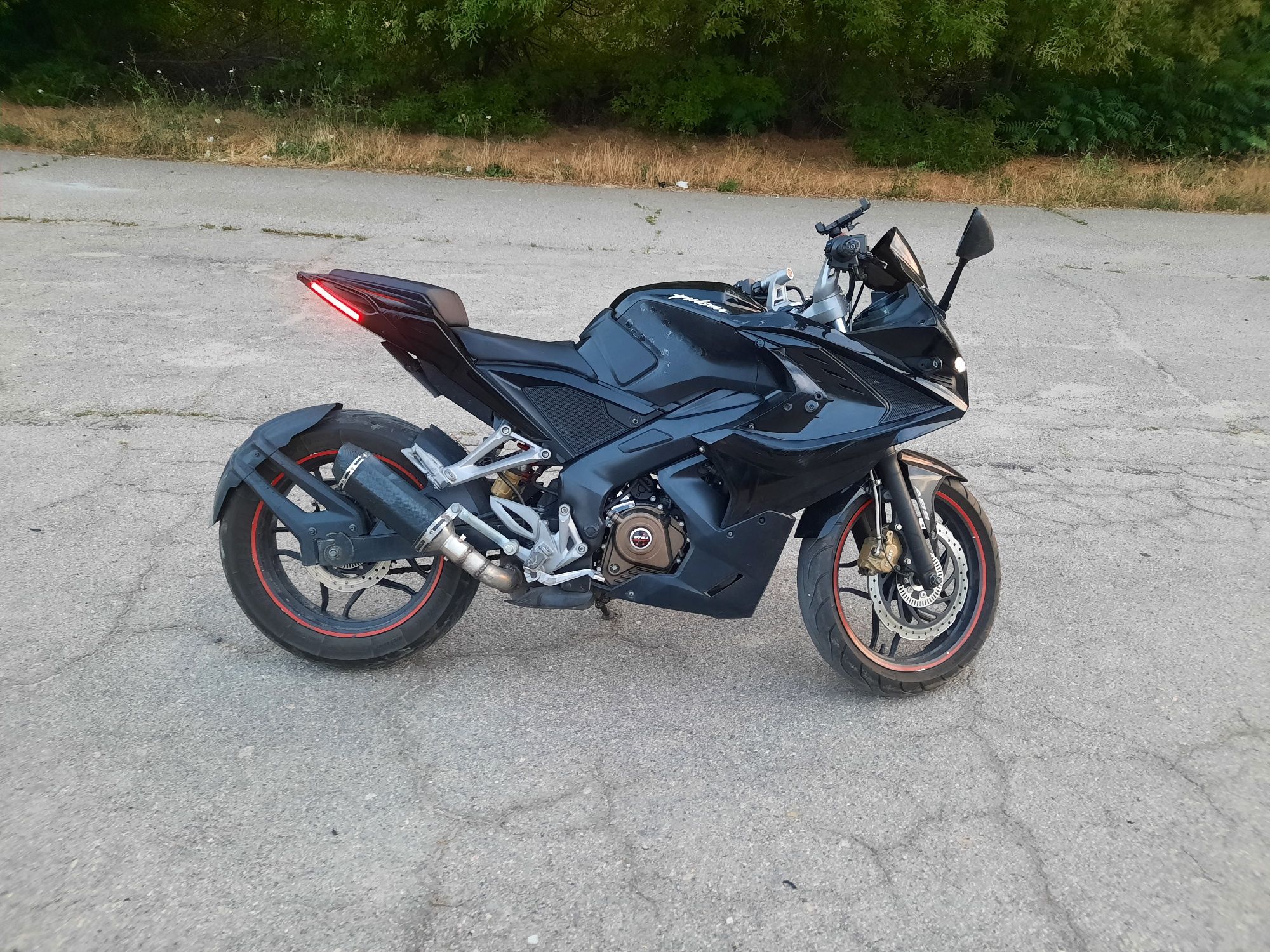 Bajaj pulsar rs 200