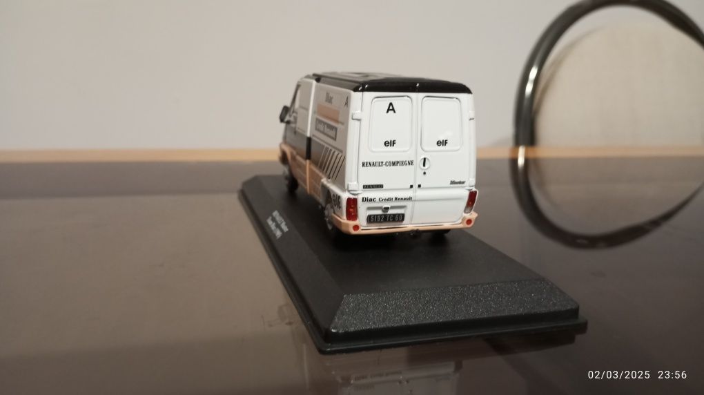 Miniatura de carrinha de assistência renault rally 1/43 1985