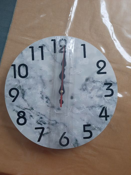 Zegar ścienny w marmurowym stylu