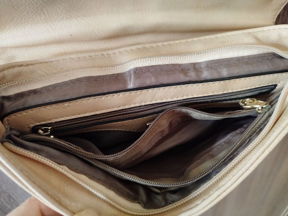 Сумка жіноча з внутрішніми карманами.