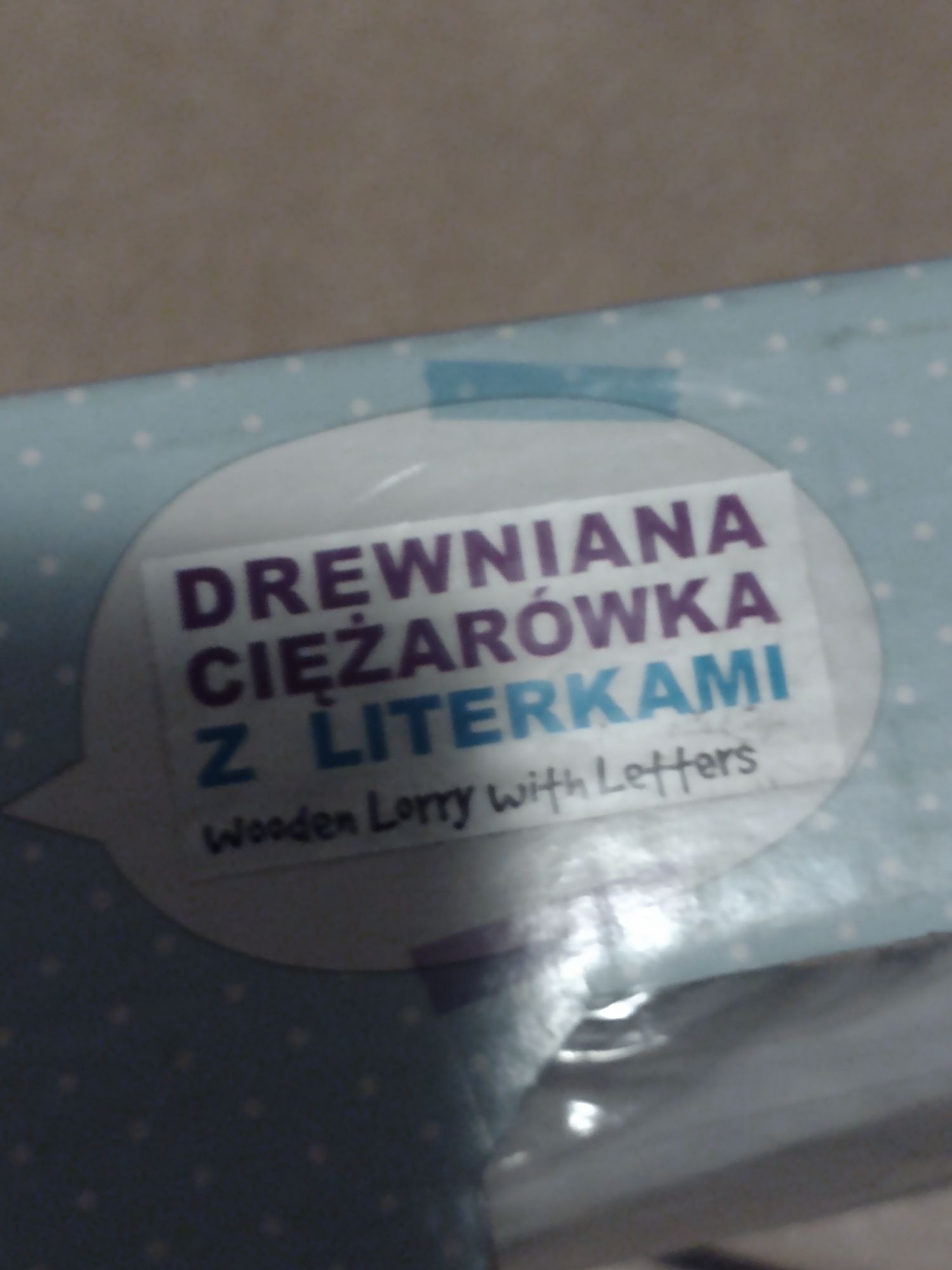 Drewniana ciężarowka z literkami