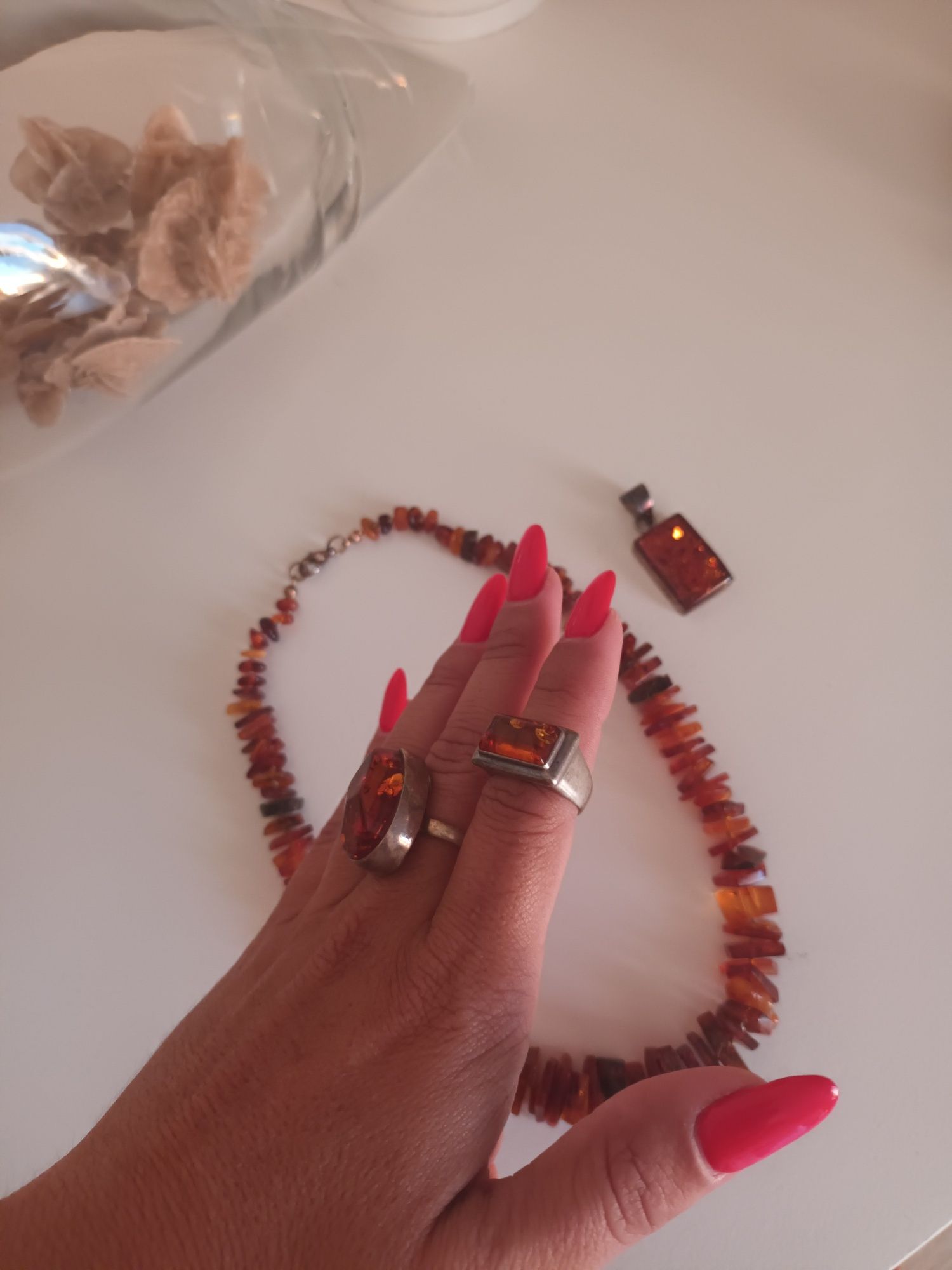 Colar, aneis e pendente em ambar