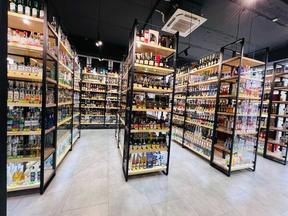 продаж працюючих спеціалізованих (алкоголь, тютюн) мереж магазинів