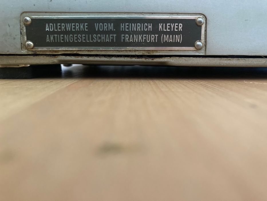 Máquina de Escrever ***
Marca Adler