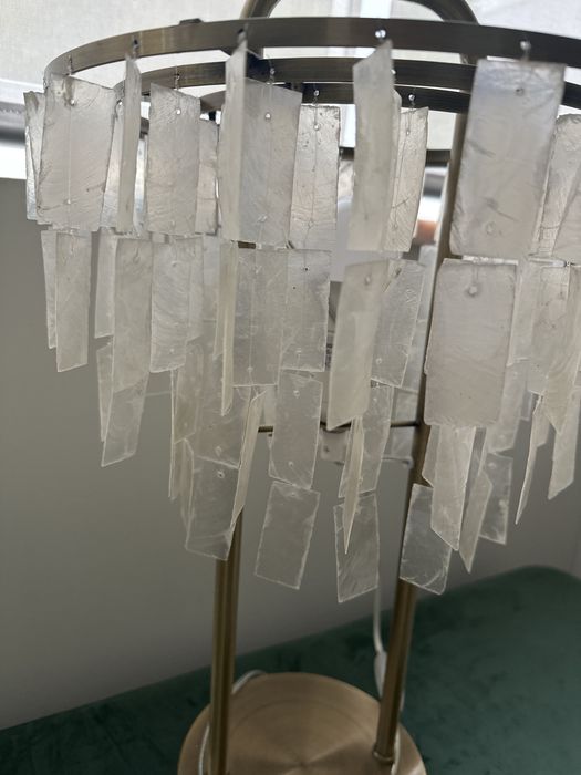 Candeeiro de Mesa Moderno em Latão com Pendentes Estilo Conchas Capiz