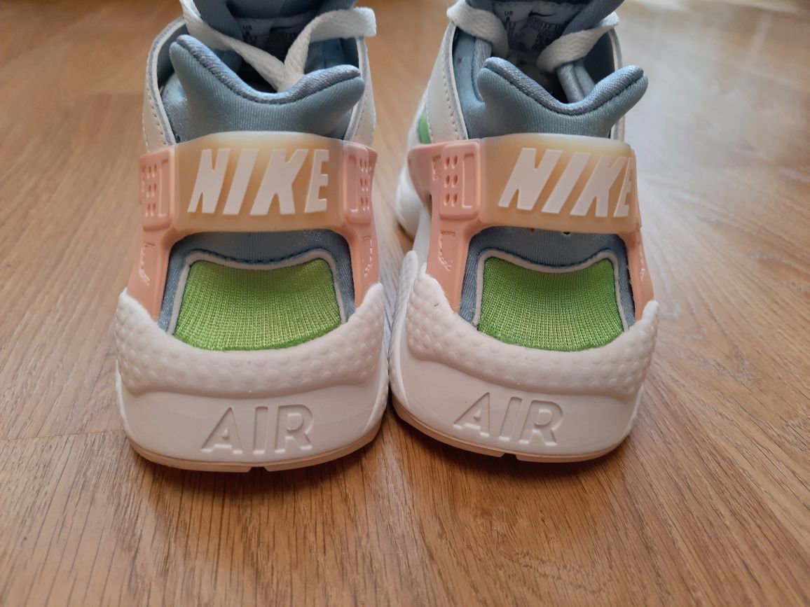 Жіночі кросівки Nike Air Huarache SE Sun Club (DQ0117-100)