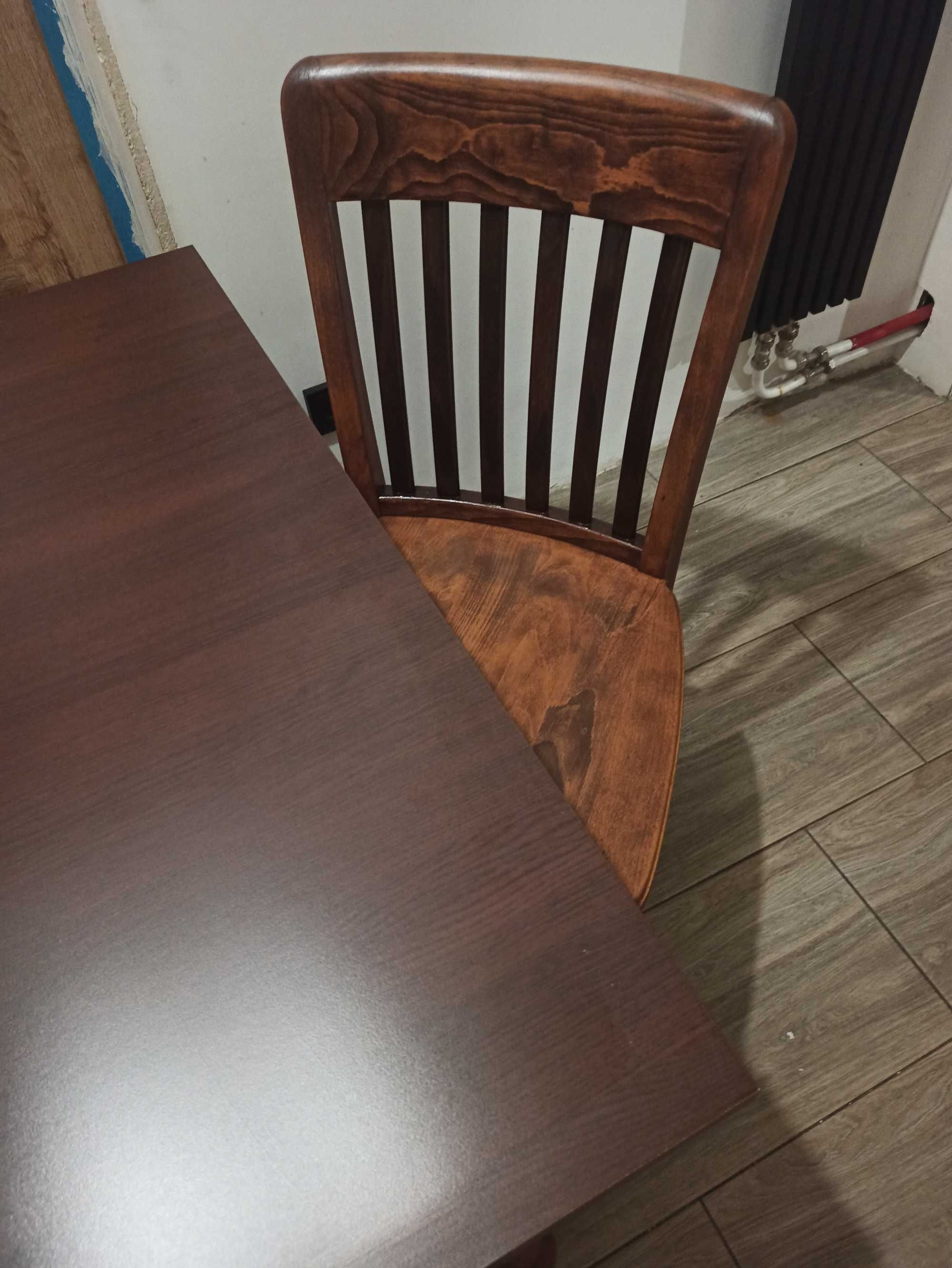 Sprzedam stół z drewnianymi krzesłami.
