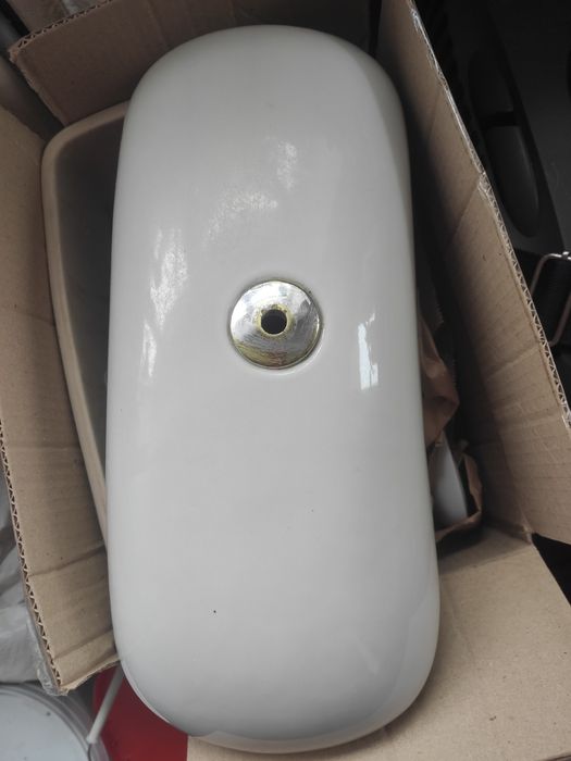 Кришка бачка унітазу.