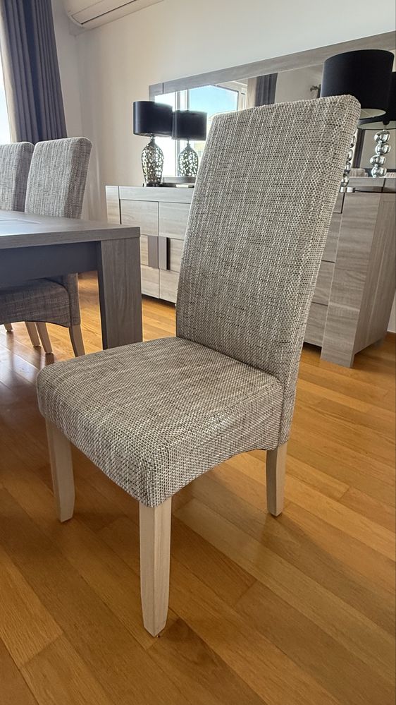 Mesa com comjunto de 6 cadeiras