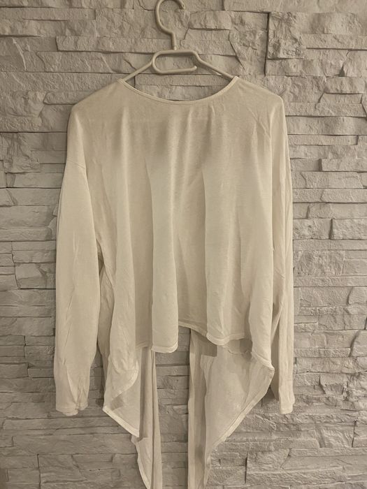 Śliczna biała bluzka z odkrytymi plecami