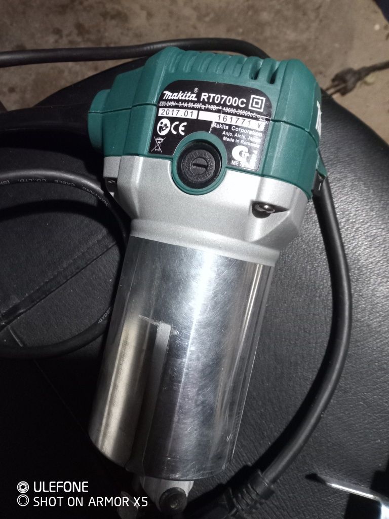 Makita  RT 0700 C