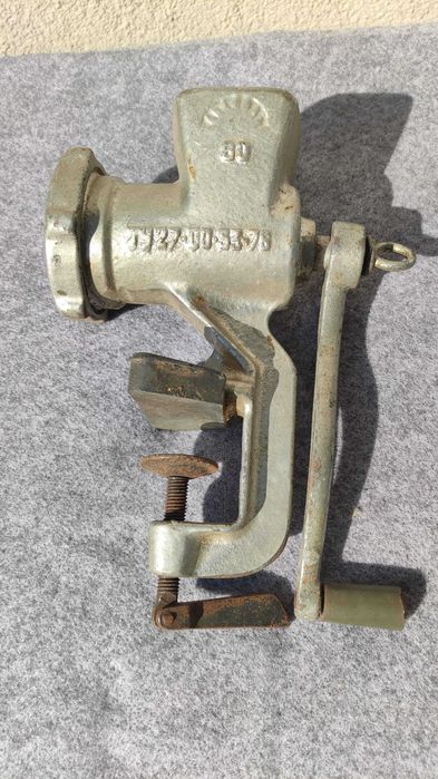 Мясорубка чугунна