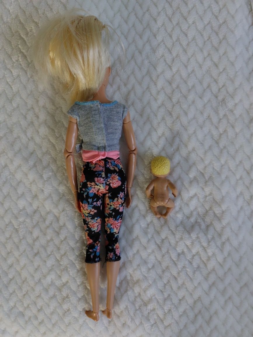 Lalka Barbie z ruchomymi częściami i lalka bobas