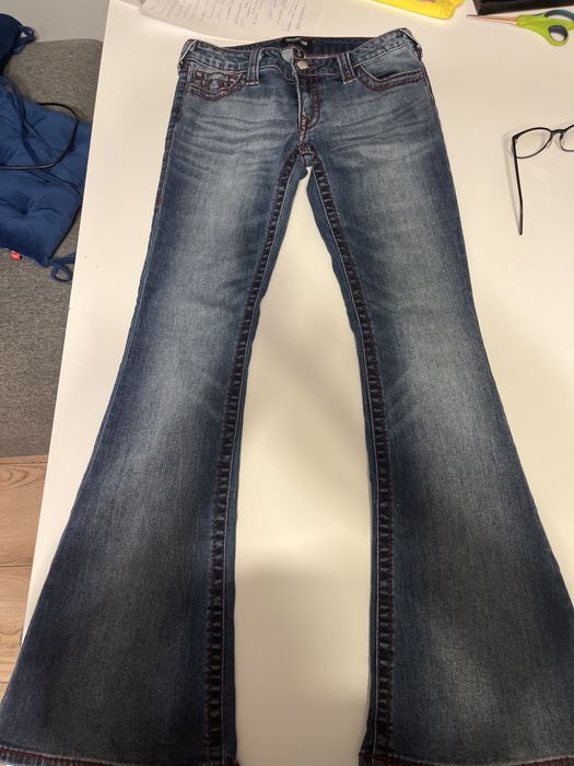 jeansy damskie z czerwonymi przeszyciami