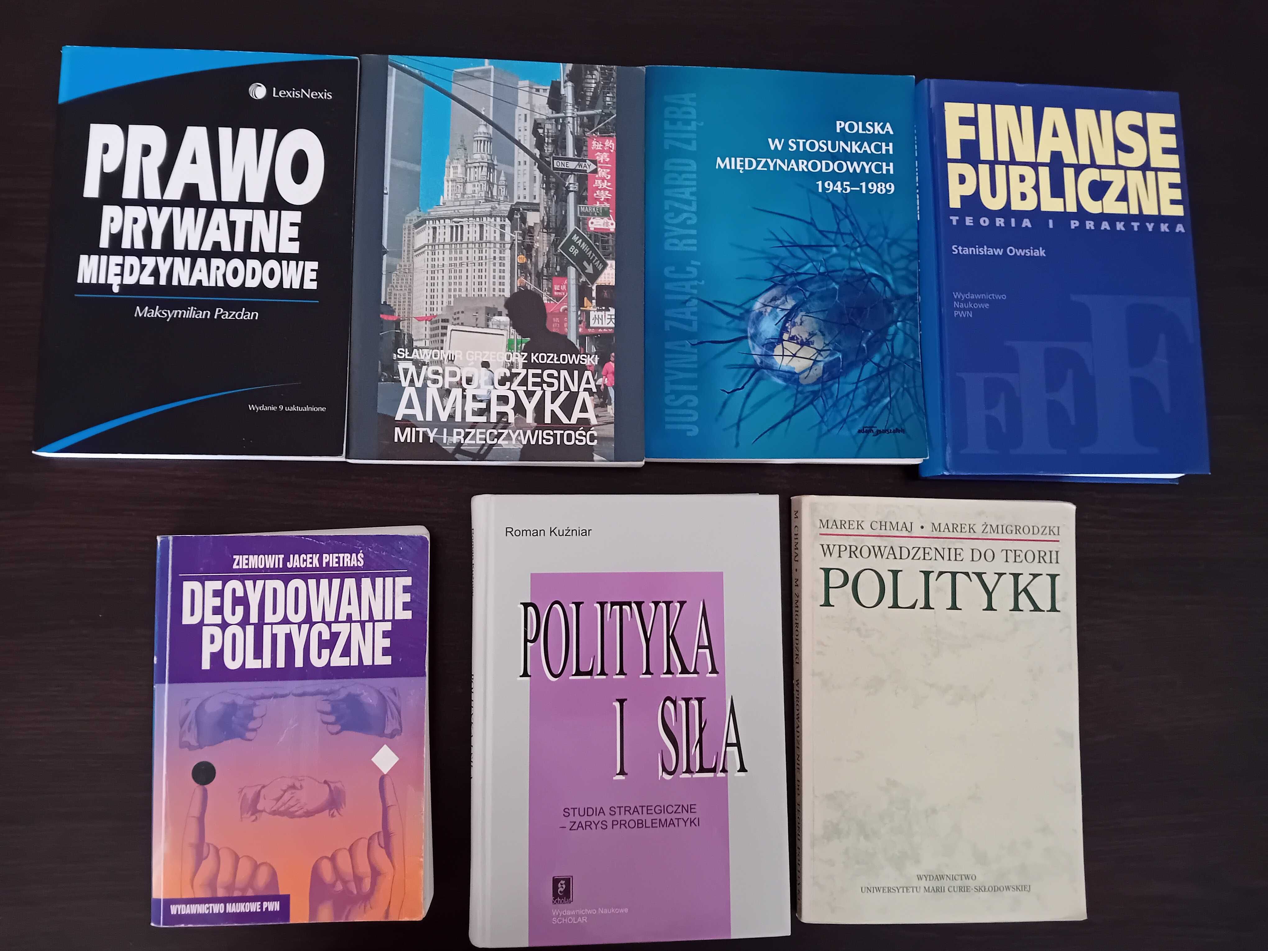 Całość zadbanych książek do STOSUNKÓW MIĘDZYNARODOWYCH