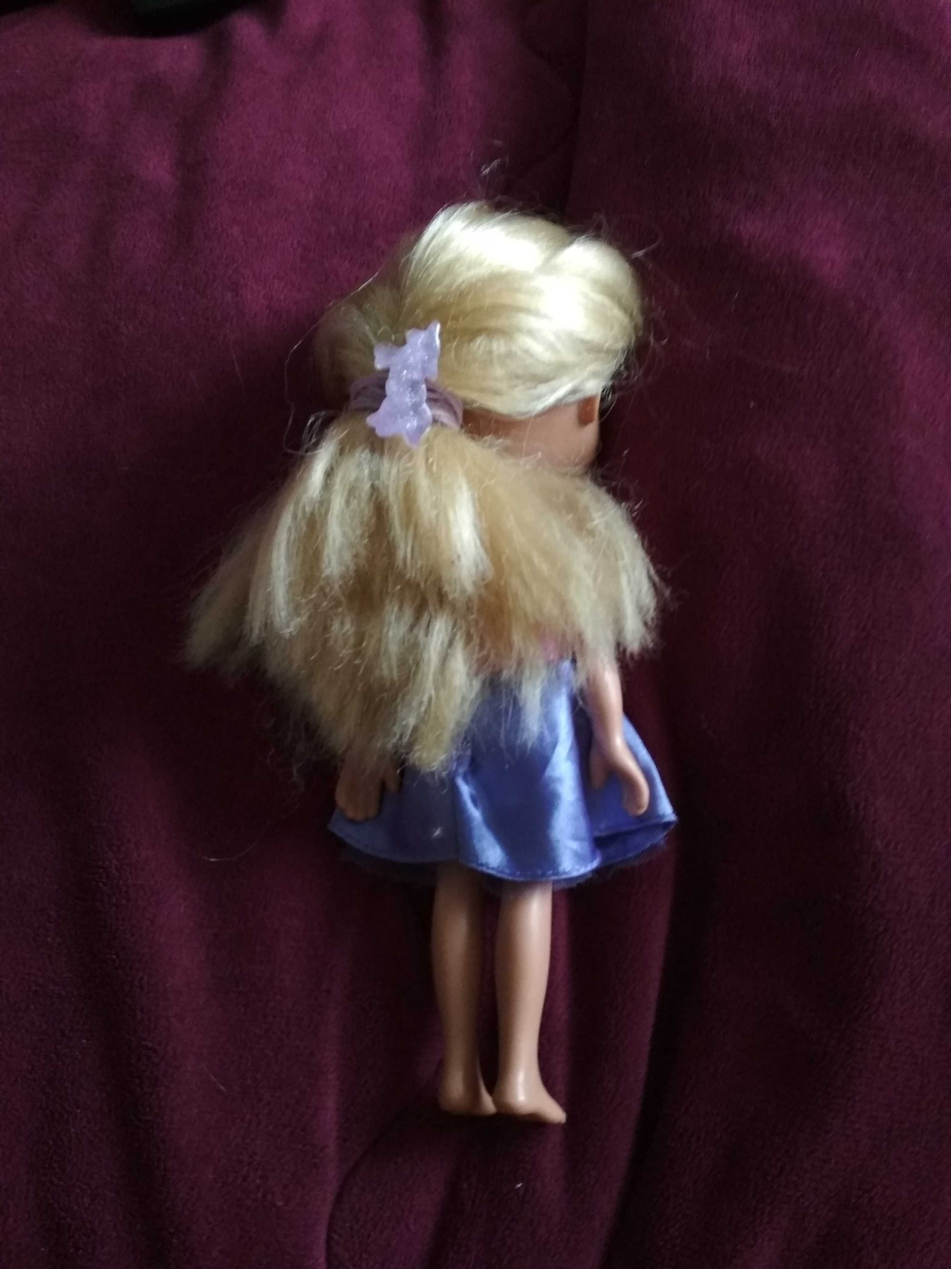 lalka z długimi włosami