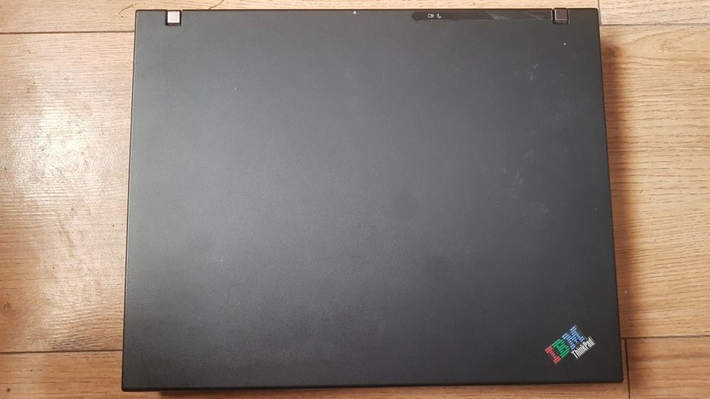 Laptop IBM ThinkPad R50e sprawny,uszczerbany plastik.