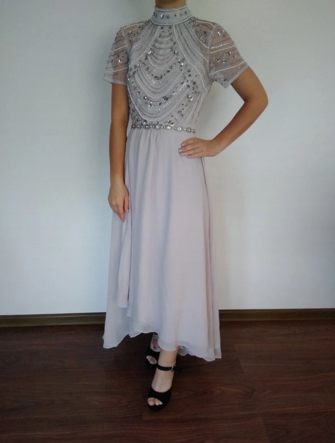 Balowa sukienka ze zdobieniami