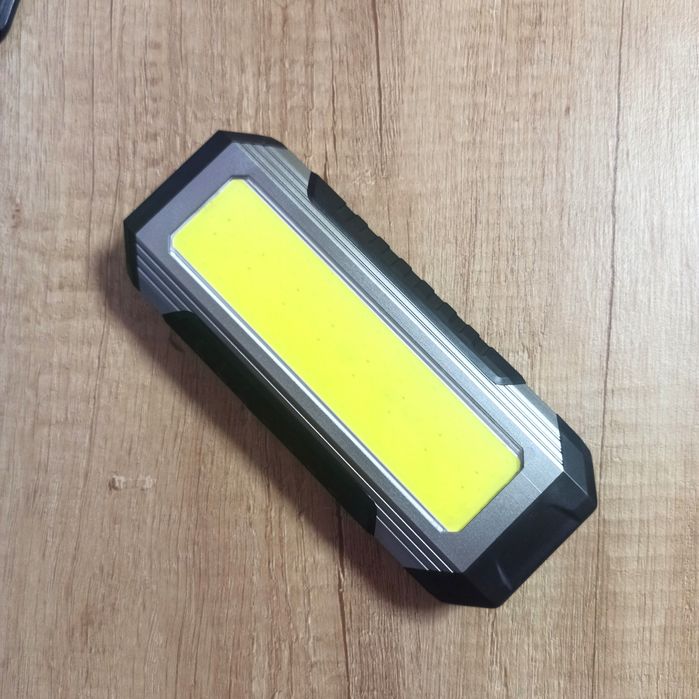 Яскравий світлодіодний ліхтарик