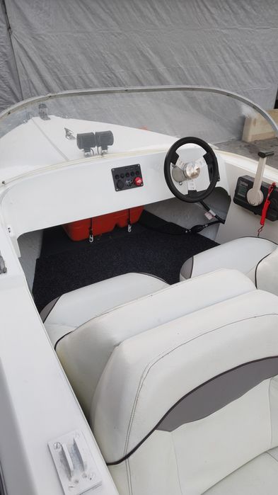 Motorówka z przyczepą i silnikiem Yamaha