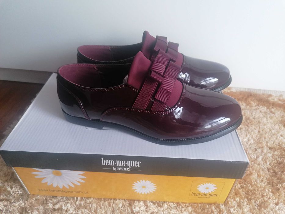 Sapatos brilhantes bordoux