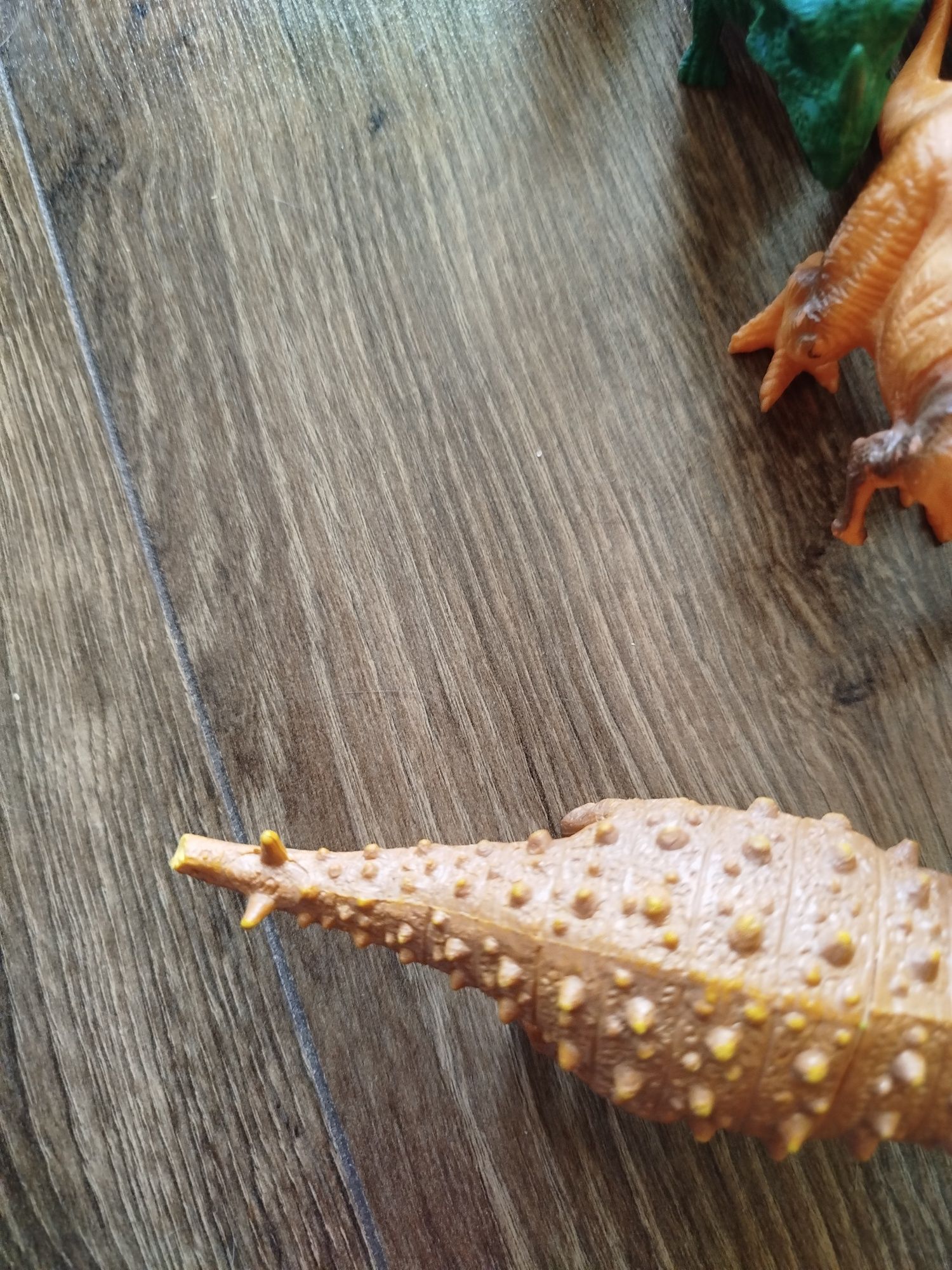 35 figurek dinozaurów