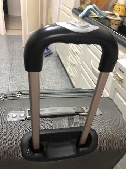 Mala viagem grande da marca LYS, em polyester cinzenta