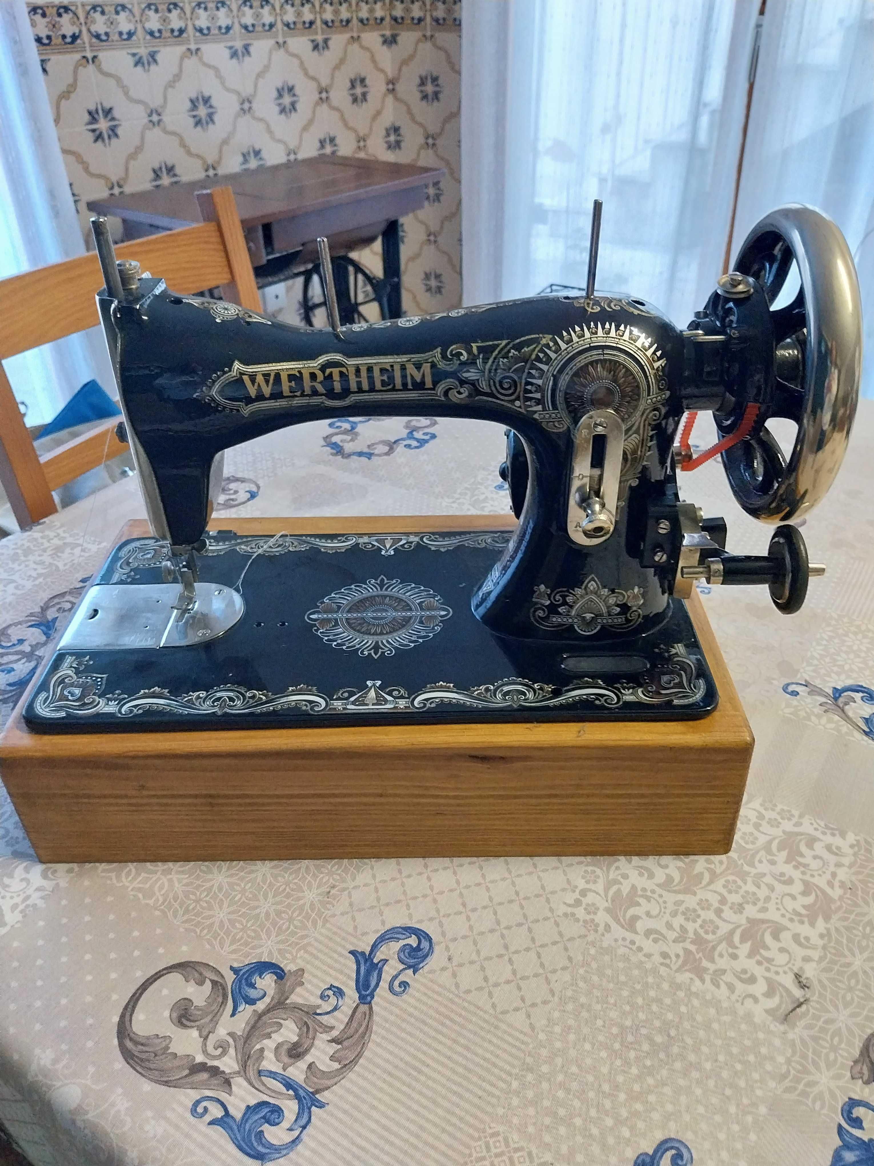 Máquina de costura Wertheim (alemã) restaurada.