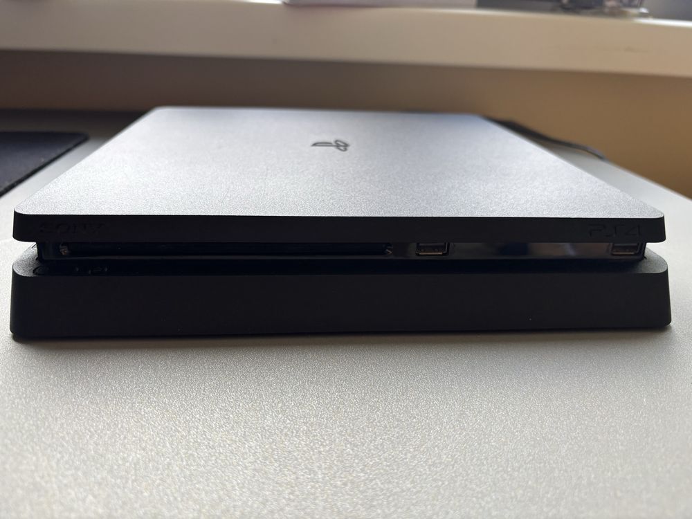 Ps 4 slim 1tb 2 pady 2 gry