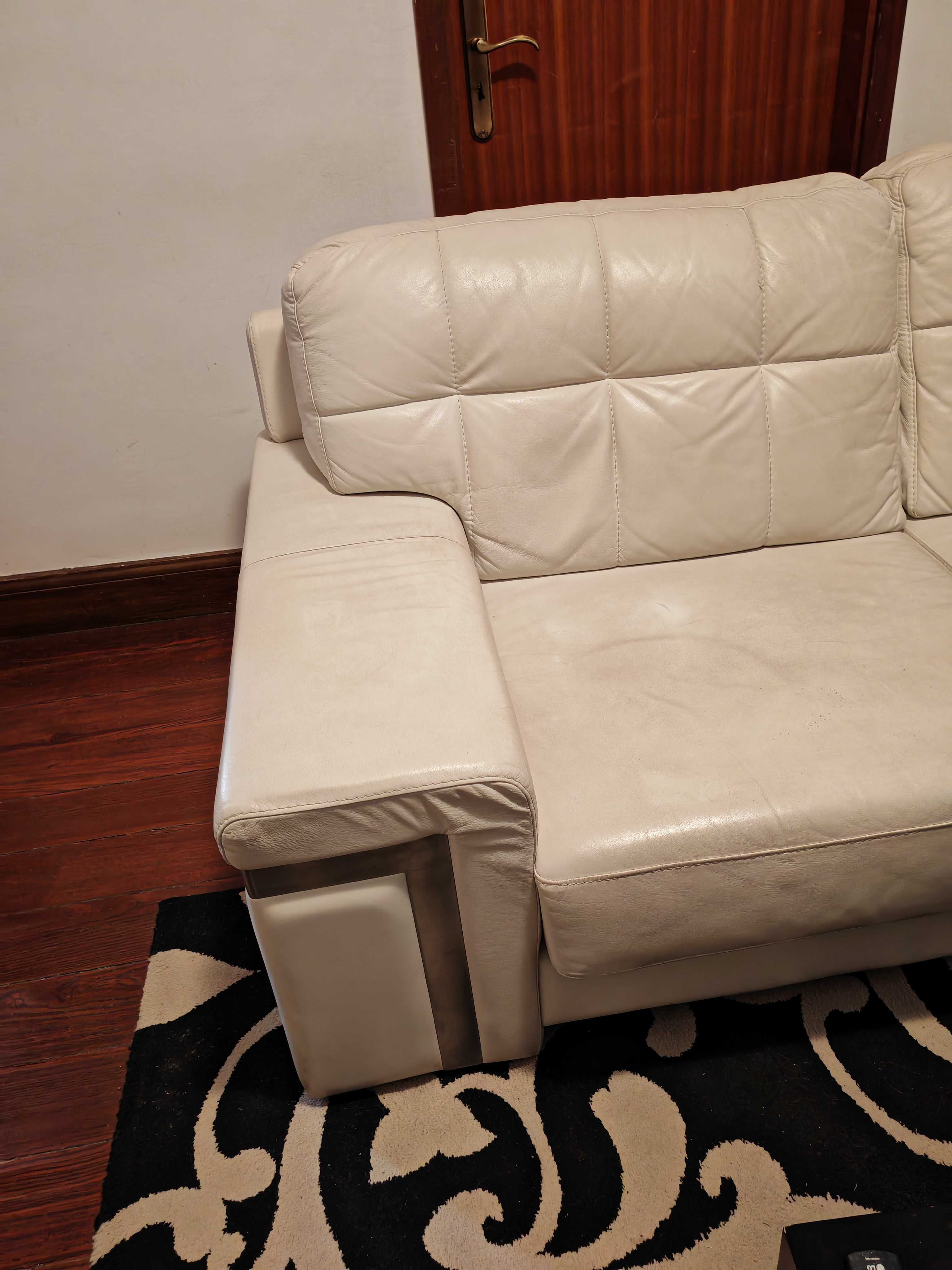 Sofá em pele branco