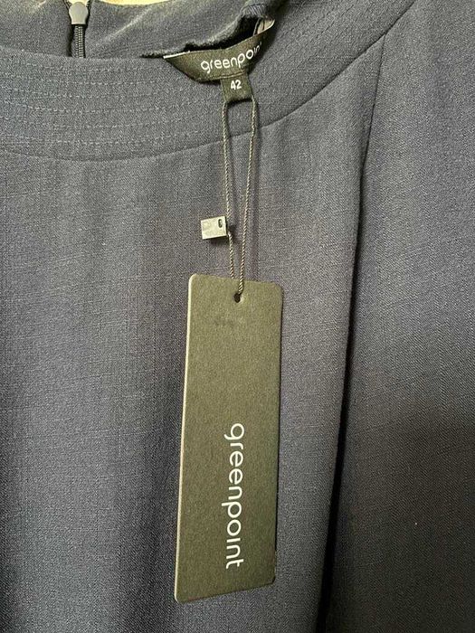 Sukienka z ozdobną klamerką