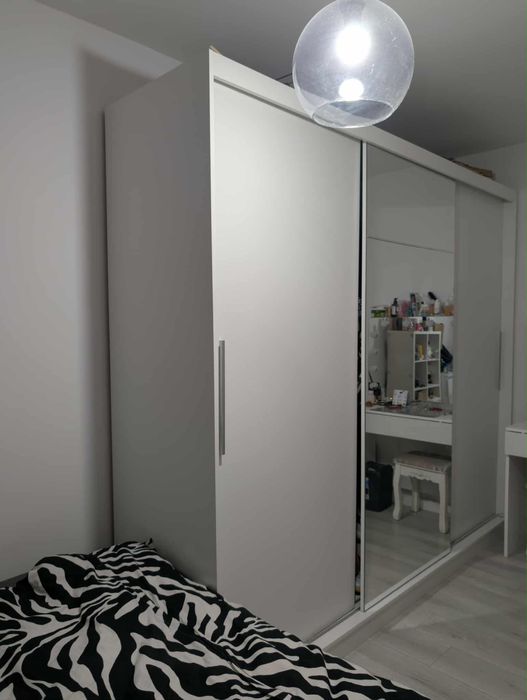 biala szafa z lustrem rozsuwana