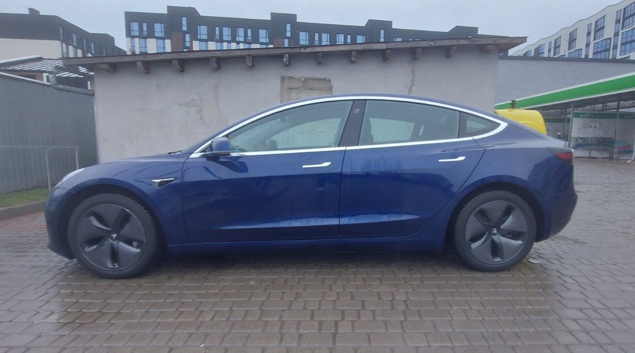 Автомобіль Tesla model3