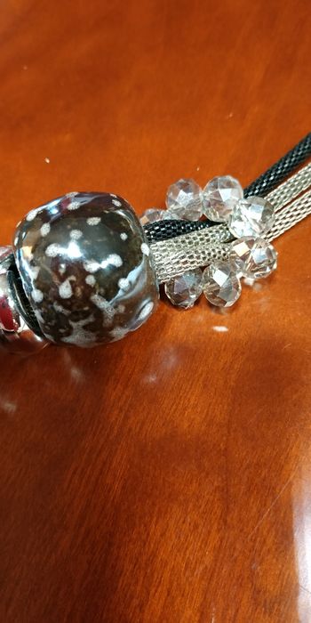 Naszyjnik 3-pasmowy z dużymi koralami.