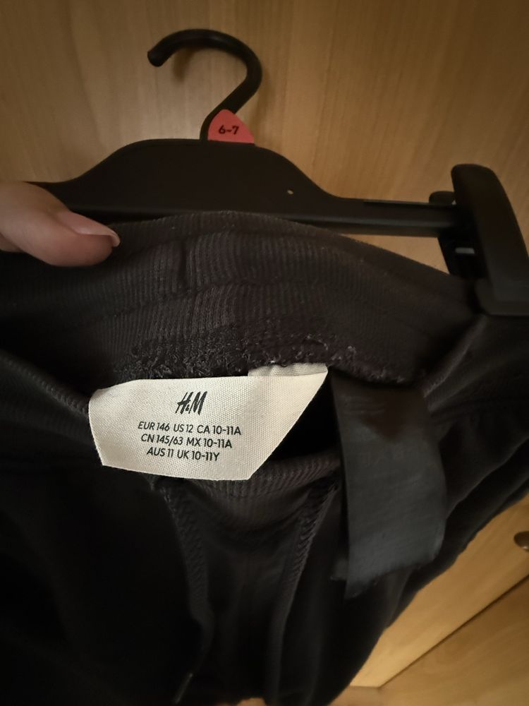 HM - krótkie spodenki dresowe rozm. 146 cm 2 pary