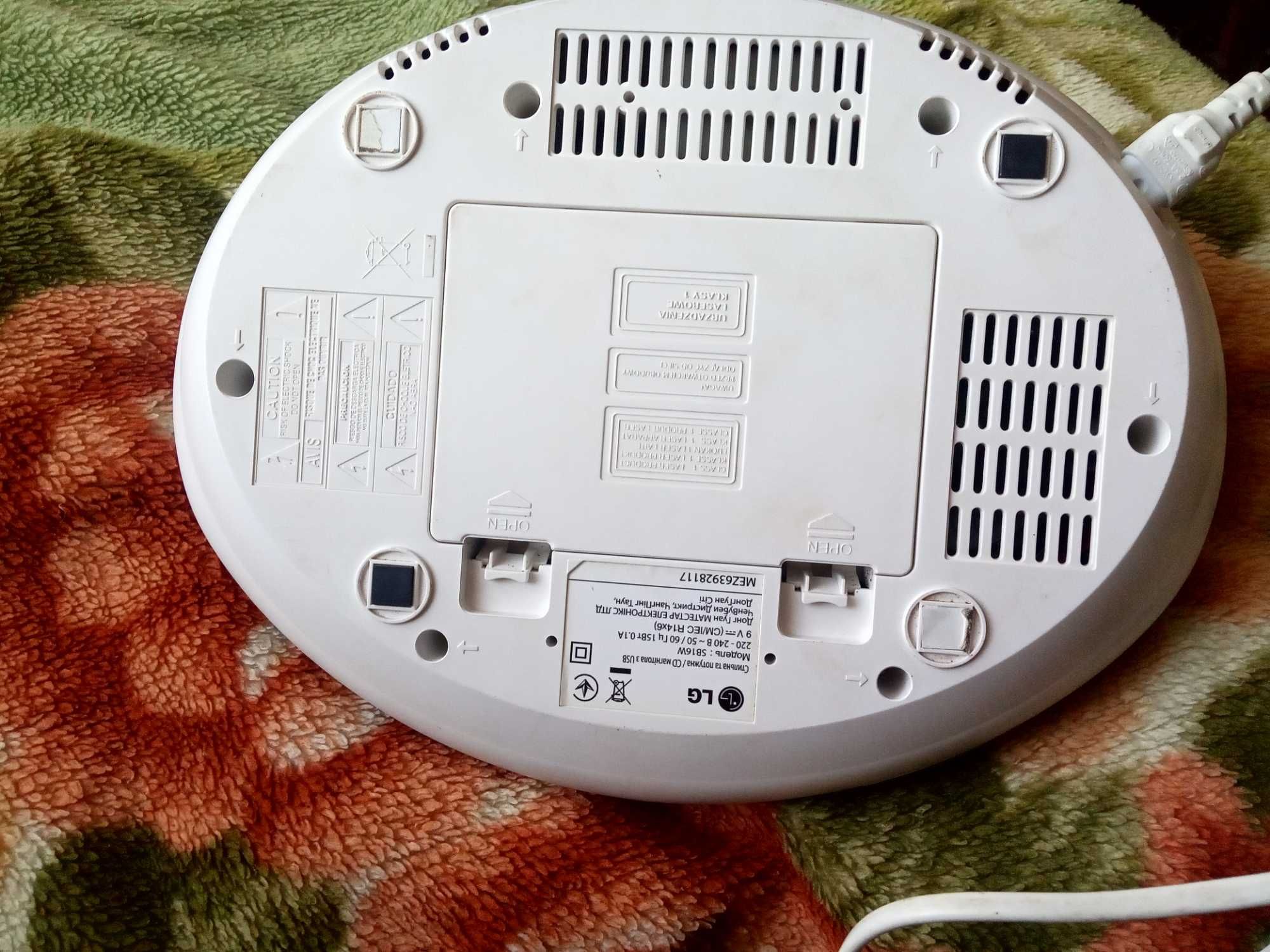 Стильная портативная CD-магнитола с USB состояние як нове