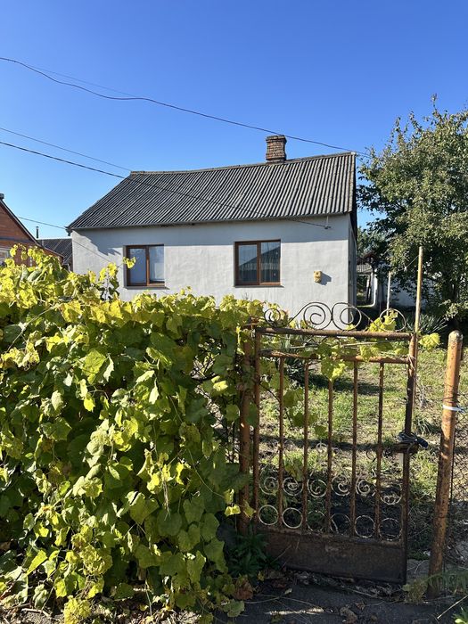 Половина цегляного будинку, з власною ділянкою