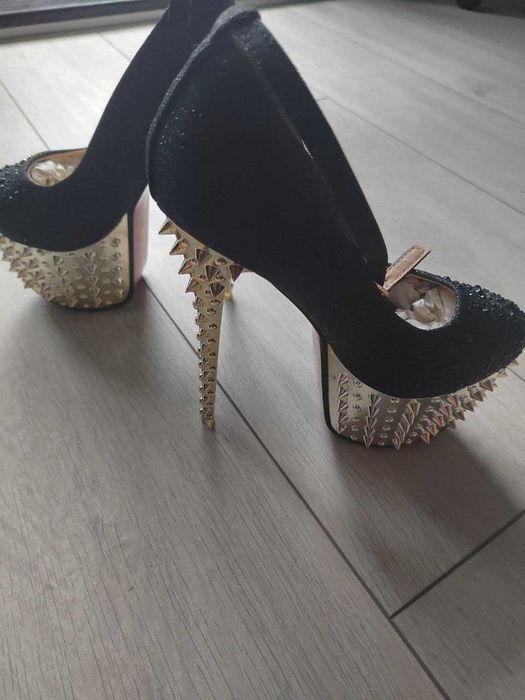 Туфли на высоком каблуке с шипами, 36 р.