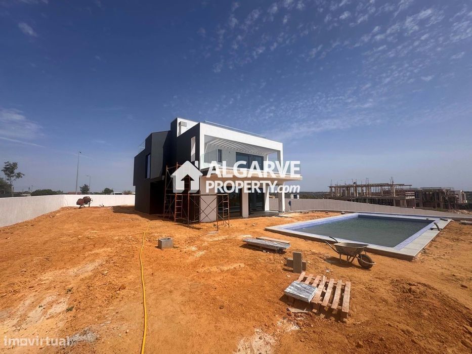 Moradia de Luxo T4 com Piscina e Vista Mar na Guia