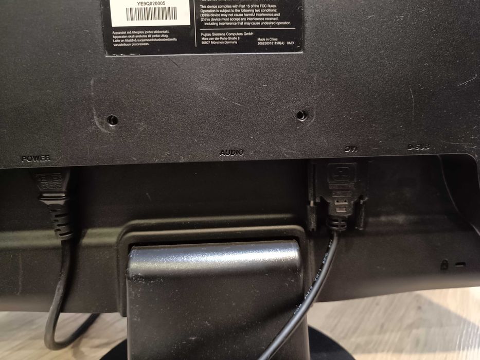 Monitor 22" Fujitsu Siemens LSL 3220WS + Bogaty Zestaw Kabli