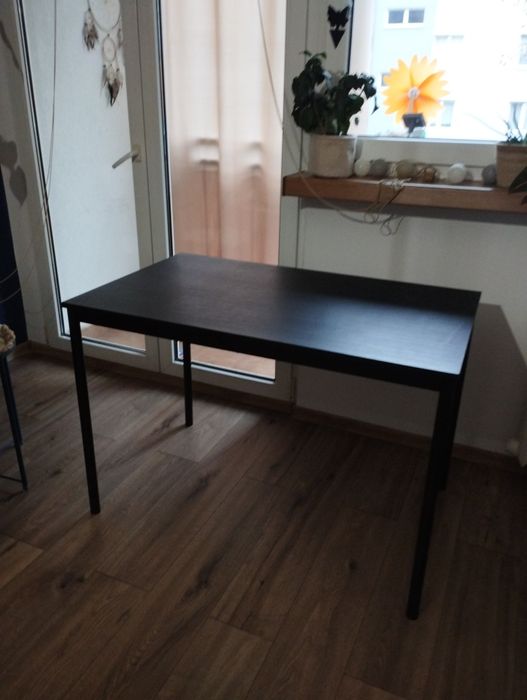 Mały czarny stół