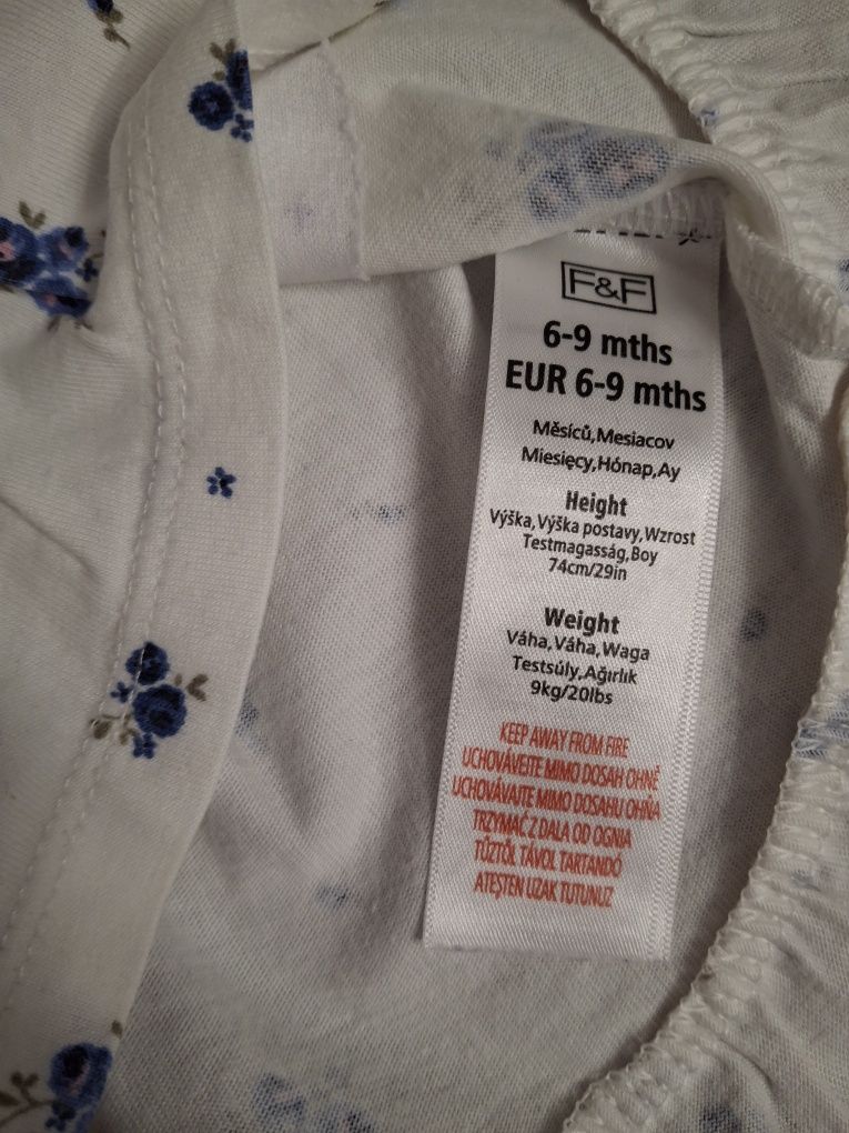 Śliczna bluzeczka z falbanką, r.74 stan bdb
Bawełna 100%

Wymiary +/-