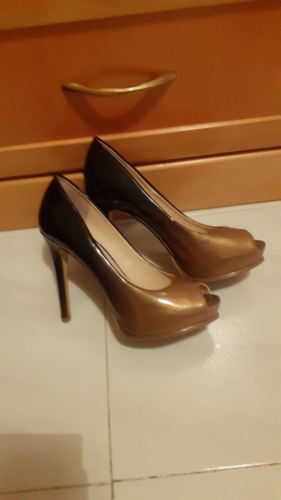 Sapatos Camel e preto verniz dourado ( GUESS ) C/ Novos