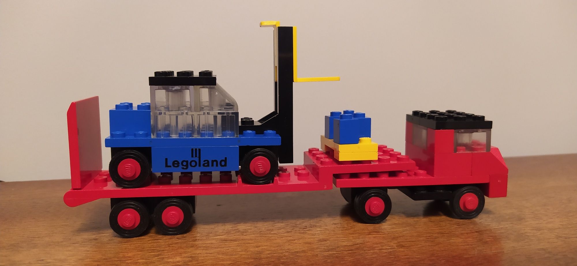 Lego 684 Low-Loader with Fork Lift Truck z 1972 roku