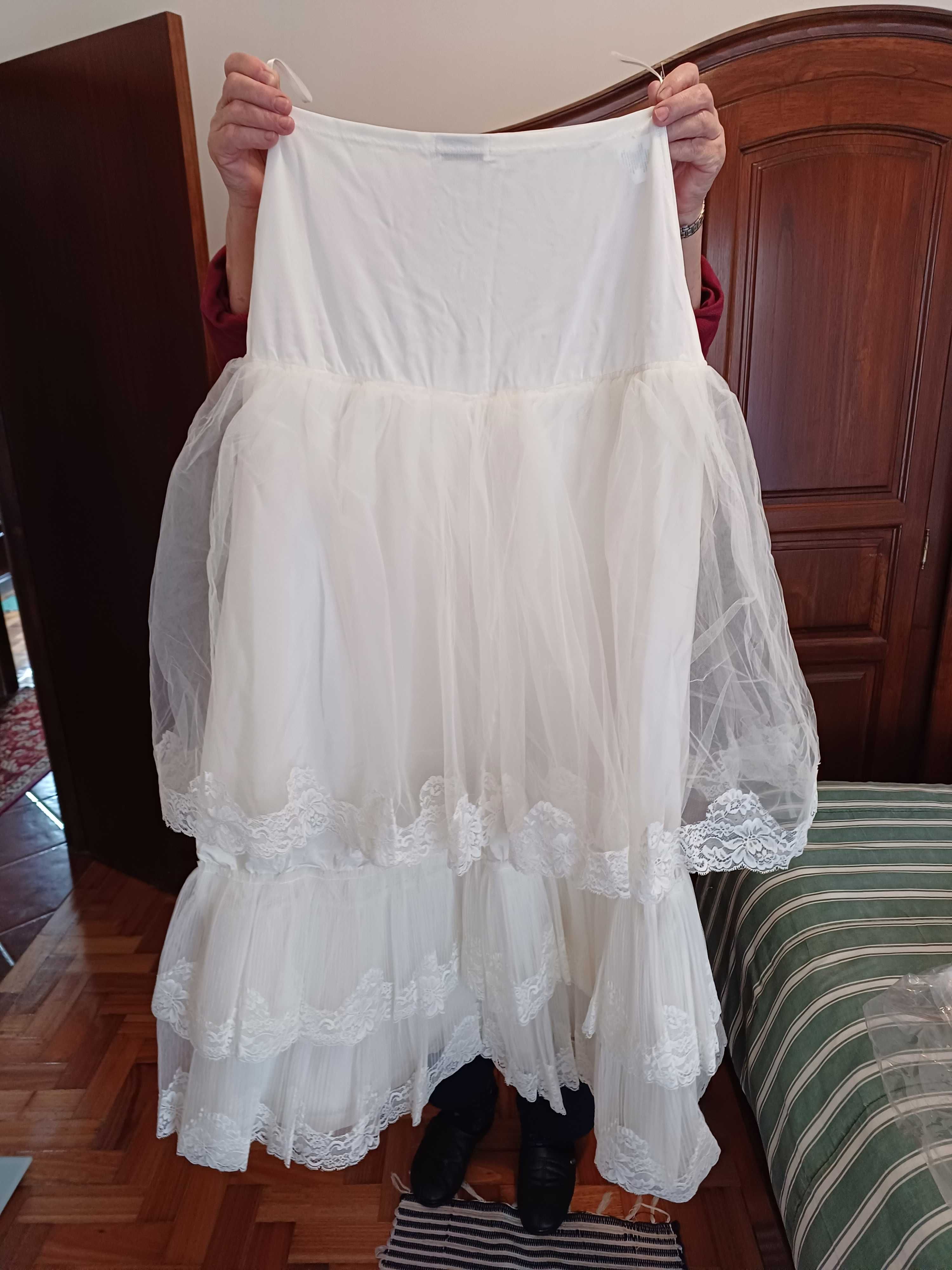 Vestido de noiva, saiote e véu novos | Pronovias