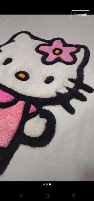 Ręcznie tuftowany dywan inspirowany Hello Kitty
