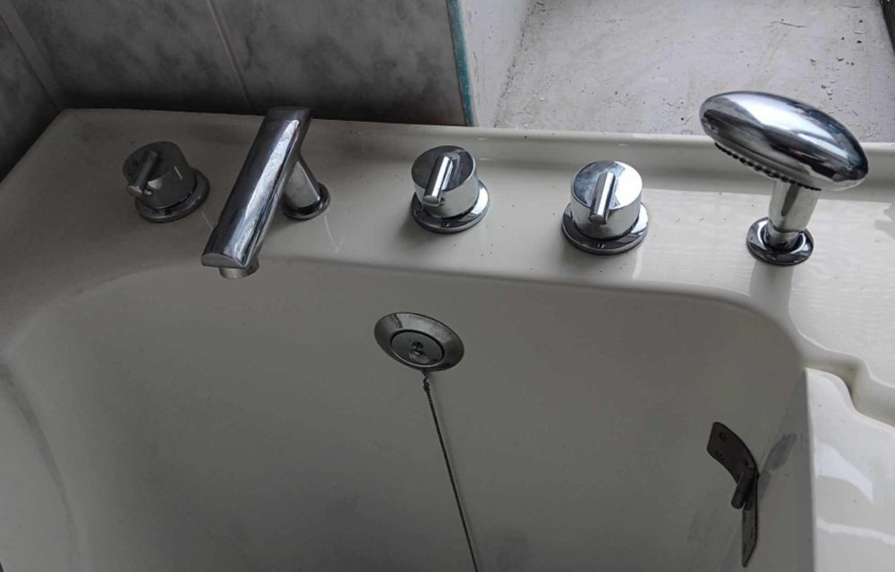 Wanna z hydromasażem idealna do zabudowy prysznicowej lub dla seniorów