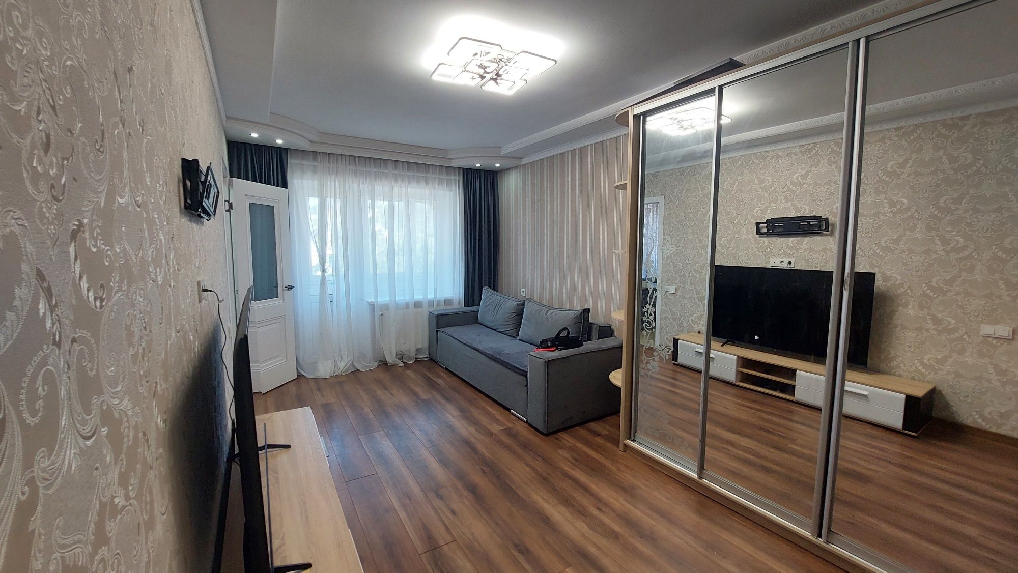Продам 2-кімнатну квартиру. Пл.Шевченка,4.