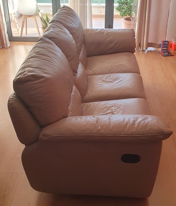 Sofá em pele creme de 3 lugares